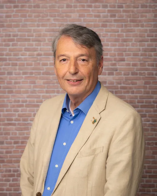 Jörg Lietzke im Porträt vor Backsteinwand