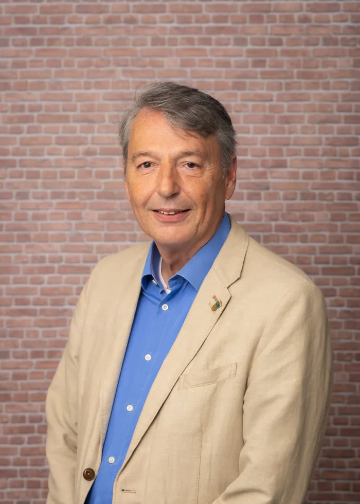 Jörg Lietzke im Porträt vor Backsteinwand